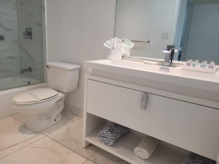 גולדן ביץ' Modern 1 Bedroom Condo, Steps From Beach, Free Parking! מראה חיצוני תמונה