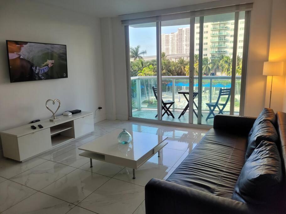 גולדן ביץ' Modern 1 Bedroom Condo, Steps From Beach, Free Parking! מראה חיצוני תמונה